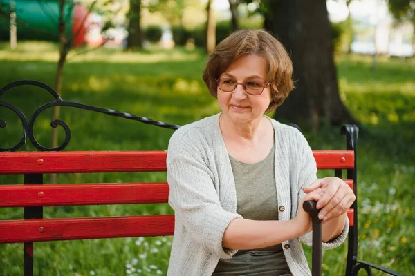 Senior Woman Cane Sitting Bench Park — Stockfoto