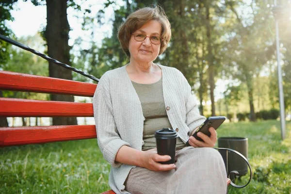 Elegant Äldre Kvinna Skjortan Sitter Bänken Park Varm Dag — Stockfoto