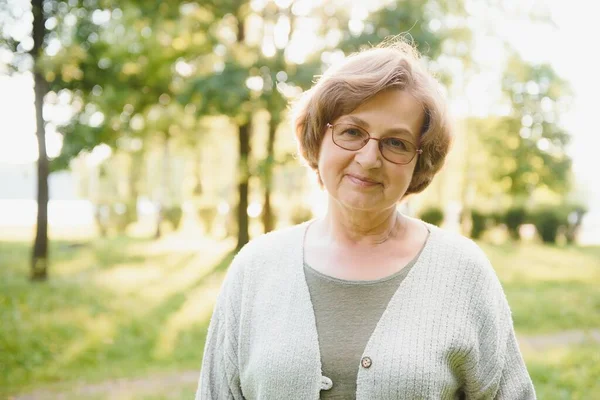 Smiling Senior Woman Having Recreation Park — Stock Photo, Image