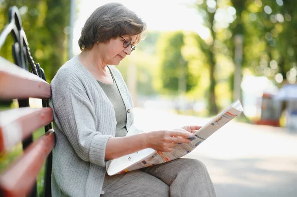 Porträtt Lycklig Äldre Kvinna Sommarparken — Stockfoto