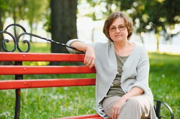 Une Femme Âgée Assise Sur Banc Dans Parc Été — Photo