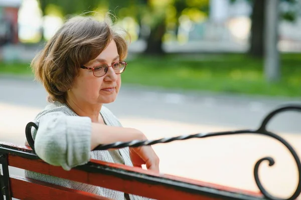 Elegant Elderly Woman Shirt Sitting Bench Park Warm Day — Stockfoto