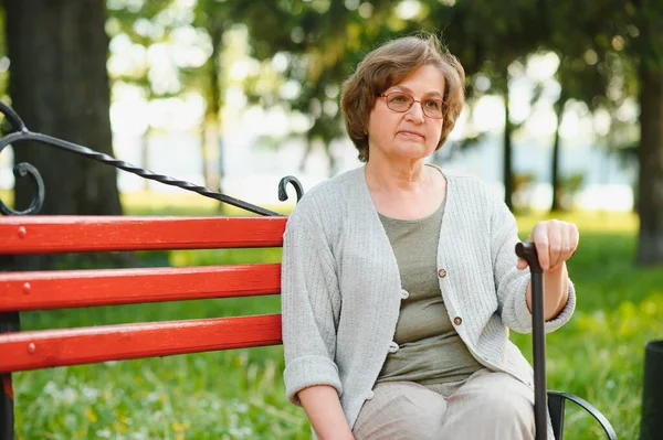 Elegant Elderly Woman Shirt Sitting Bench Park Warm Day — Stockfoto