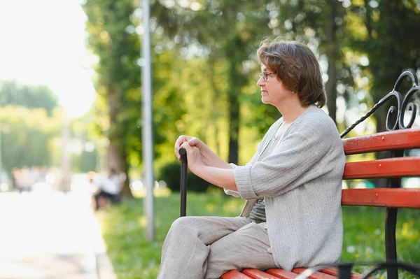 彼女は公園で杖を持つ女性 — ストック写真