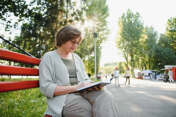 Elegant Elderly Woman Shirt Sitting Bench Park Warm Day — Stock Photo, Image