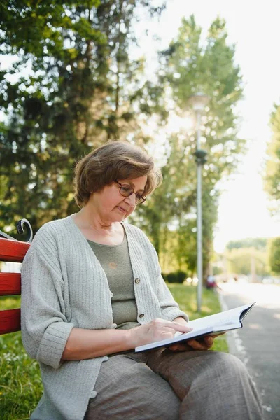 Porträtt Lycklig Äldre Kvinna Sommarparken — Stockfoto