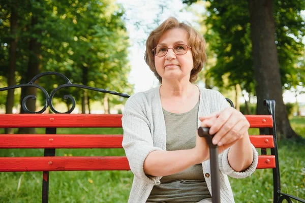 Uma Mulher Idosa Sentada Banco Parque Verão — Fotografia de Stock