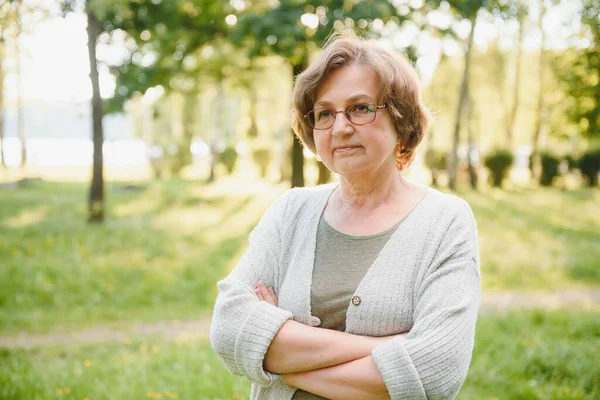 Senior Kvinna Promenader Parken Sommaren — Stockfoto