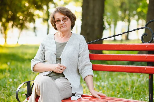 Portrait Happy Senior Woman Summer Park — Stockfoto