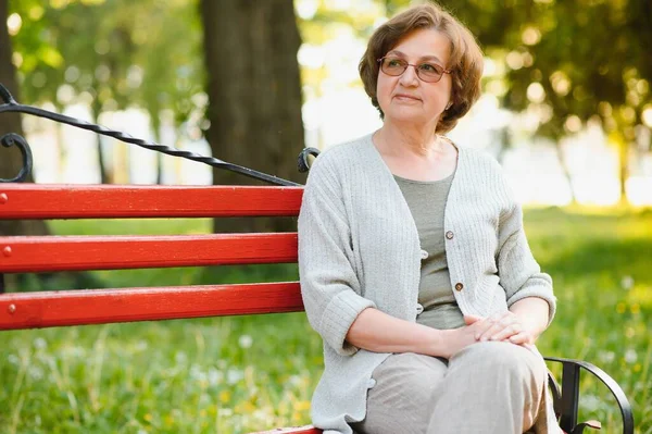 Elegant Elderly Woman Shirt Sitting Bench Park Warm Day — Stock Photo, Image