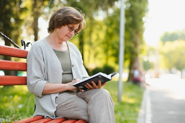 Elegant Äldre Kvinna Skjortan Sitter Bänken Park Varm Dag — Stockfoto