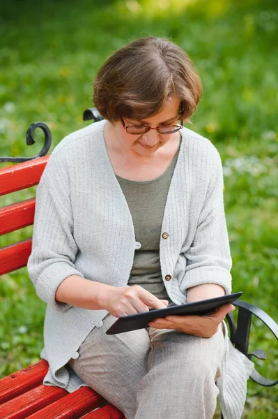 Portret Van Een Gelukkige Oudere Vrouw Het Zomerpark — Stockfoto