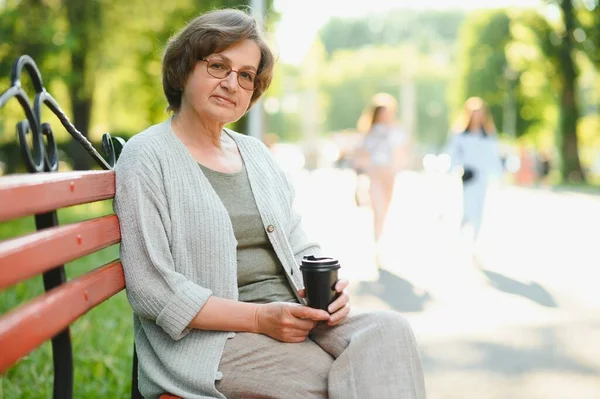 Elegant Äldre Kvinna Skjortan Sitter Bänken Park Varm Dag — Stockfoto