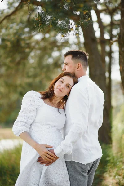 Šťastné Mladé Těhotné Páry Objímání Přírodě — Stock fotografie