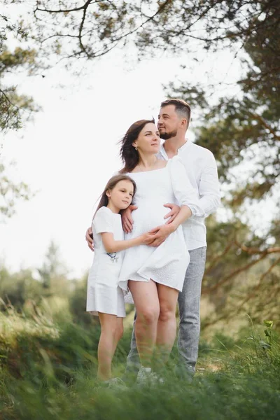 Šťastný Těhotný Pár Dcerou Letní Přírodě — Stock fotografie