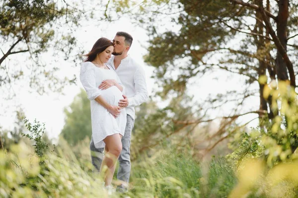 Porträtt Härlig Framtida Föräldrar Solnedgången — Stockfoto