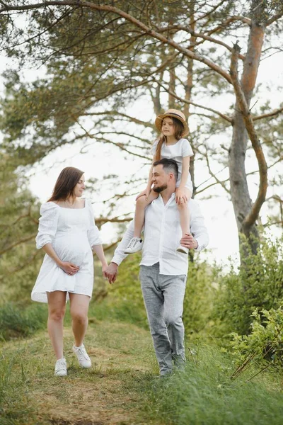 Mujer Embarazada Con Familia Mirando Feliz — Foto de Stock