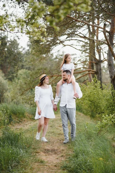 Donna Incinta Con Sua Famiglia Cercando Felice — Foto Stock