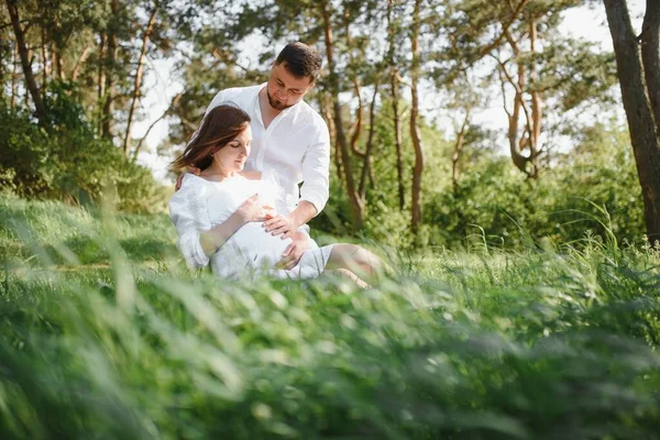 Femme Enceinte Avec Famille Regardant Heureux — Photo