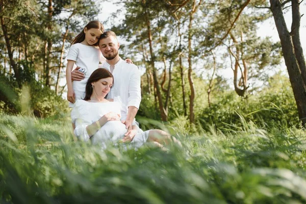 Femme Enceinte Avec Famille Regardant Heureux — Photo