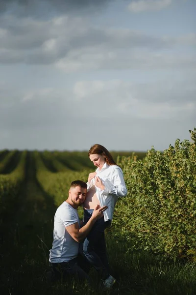 Gelukkig Jong Zwanger Paar Knuffelen Natuur — Stockfoto