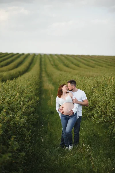 Portrait Beaux Futurs Parents Coucher Soleil — Photo