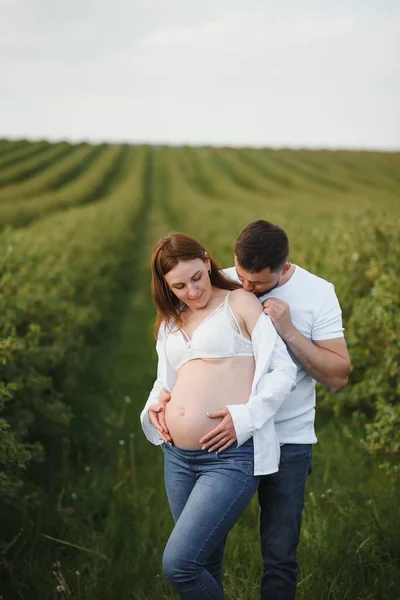 Donna Incinta Con Sua Famiglia Cercando Felice — Foto Stock