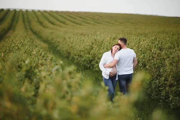 Donna Incinta Con Sua Famiglia Cercando Felice — Foto Stock