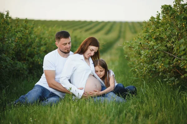 Happy Pregnant Couple Daughter Summer Nature — Stockfoto