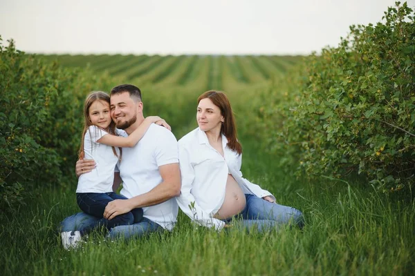 Mujer Embarazada Con Familia Mirando Feliz —  Fotos de Stock
