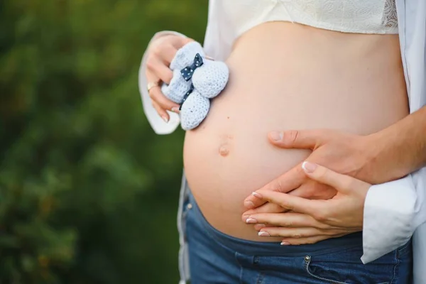 Primer Plano Mujer Embarazada Con Las Manos Vientre Sobre Fondo —  Fotos de Stock