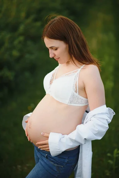 Mooie Zwangere Vrouw Ontspannen Buiten Het Park — Stockfoto