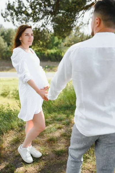 Těhotná Žena Svou Rodinou Vypadá Šťastně — Stock fotografie