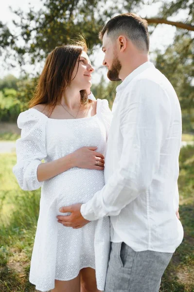 Feliz Joven Pareja Embarazada Abrazándose Naturaleza —  Fotos de Stock