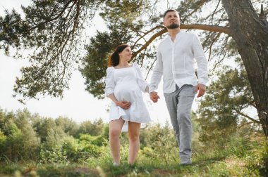 Hamile kadın ve ailesi mutlu görünüyor..