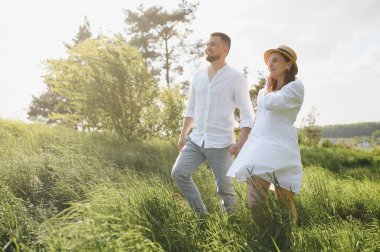 Hamile kadın ve ailesi mutlu görünüyor..