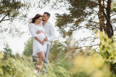 Hamile kadın ve ailesi mutlu görünüyor..