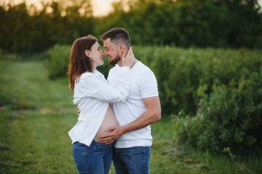 Hamile kadın ve ailesi mutlu görünüyor..