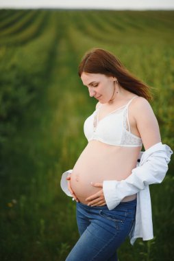 güzel hamile kadın dışında rahatlatıcı Park.