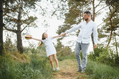 Baba ve kızı doğada.