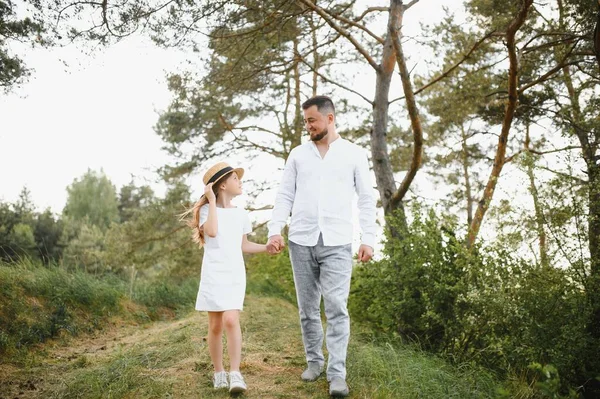 时髦的长胡子父亲和他的小女儿在夏天的公园散步 — 图库照片