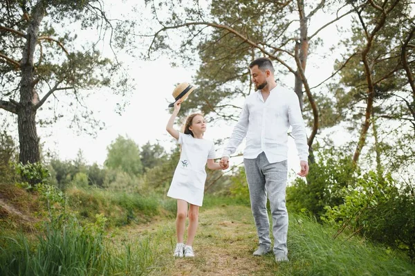 Boldog Apa Lánya Játszik Miközben Sétál Egy Gyönyörű Nyári Parkban — Stock Fotó