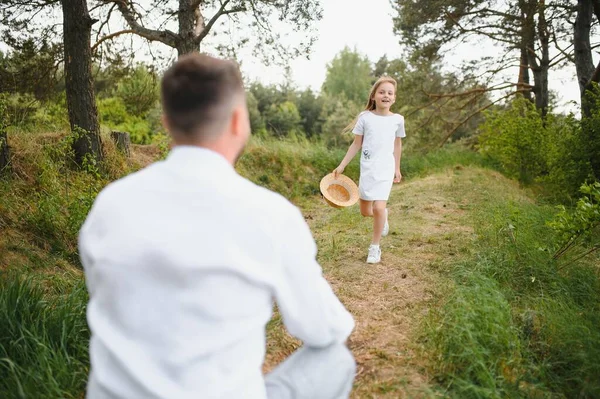 Padre Figlia Felici Che Giocano Mentre Camminano Bellissimo Parco Estivo — Foto Stock