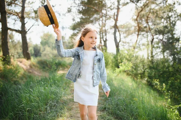 自然を背景に公園で面白いかわいい子供の女の子 幸せよ — ストック写真