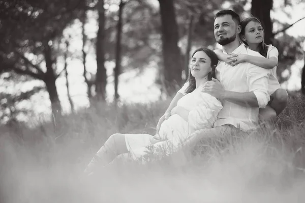 Pregnant Woman Her Family Looking Happy — Stockfoto