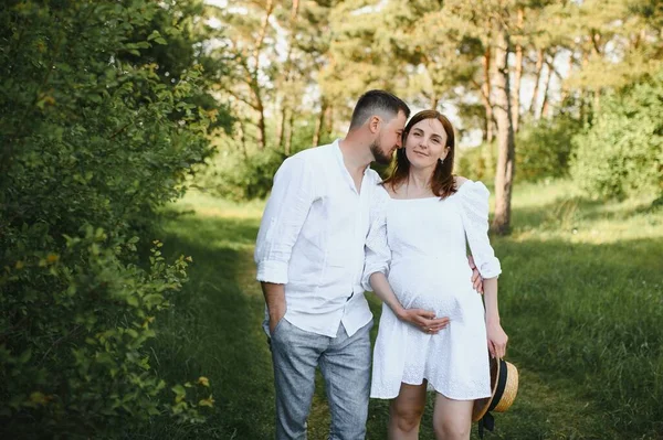 Glückliches Und Junges Schwangeres Paar Beim Umarmen Der Natur — Stockfoto