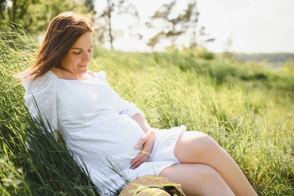 Schöne Schwangere Frau Entspannt Sich Draußen Park — Stockfoto
