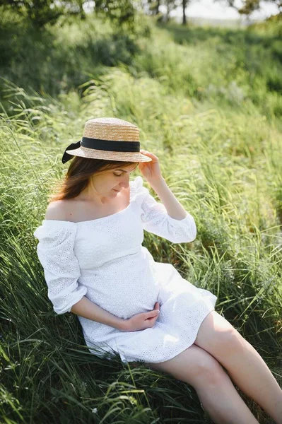 Schöne Schwangere Frau Entspannt Sich Draußen Park — Stockfoto