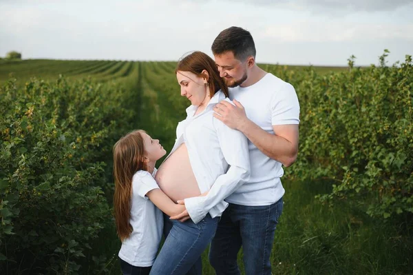 Schwangere Mit Familie Sieht Glücklich Aus — Stockfoto