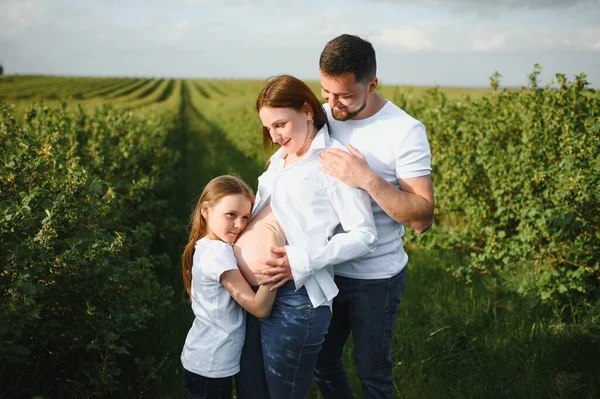 Těhotná Žena Svou Rodinou Vypadá Šťastně — Stock fotografie